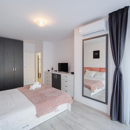 Pinky Black Escape Oradea Exterior foto