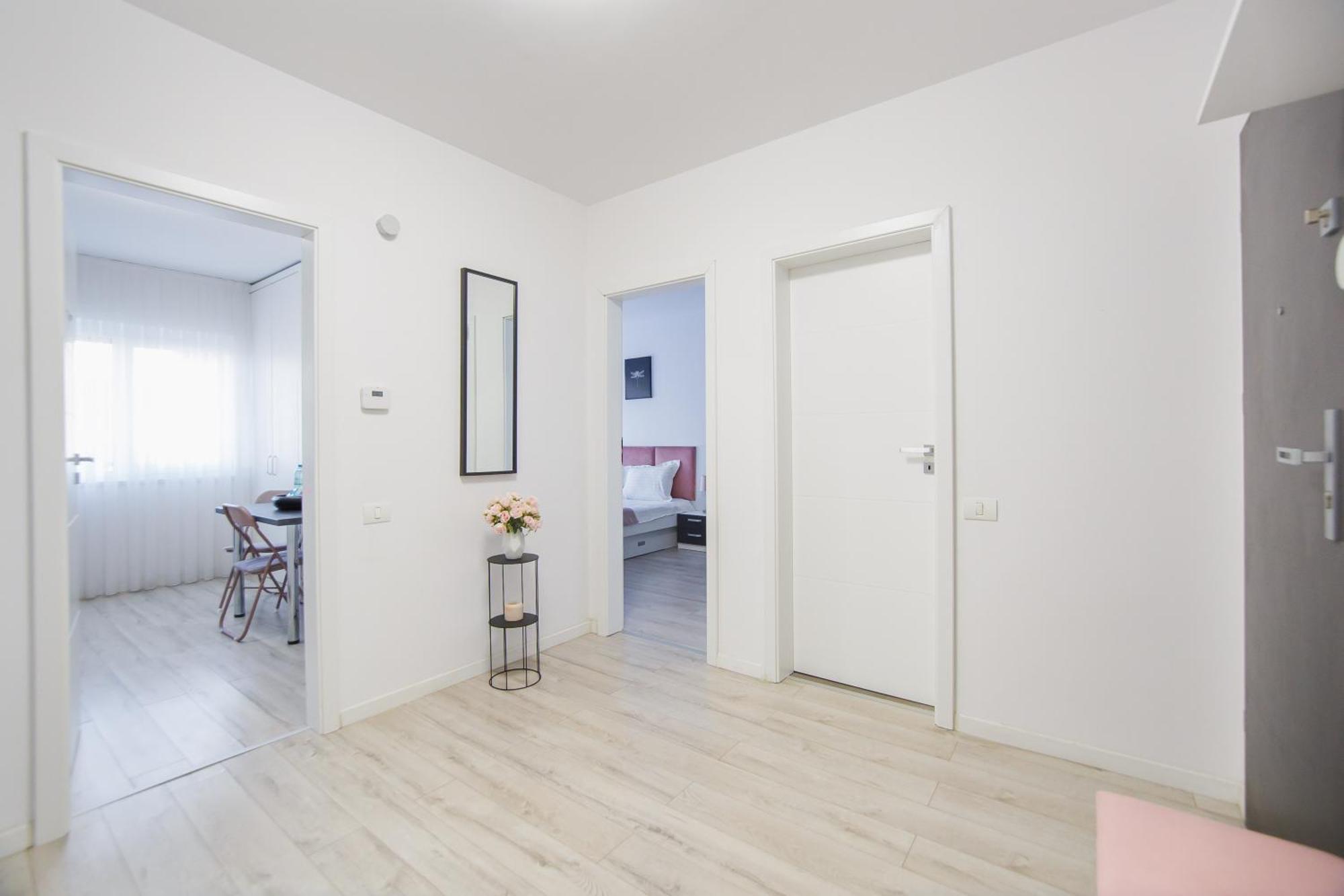 Pinky Black Escape Oradea Exterior foto